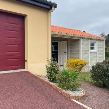 Abri de jardin en béton aspect bois 2 pentes avec auvent